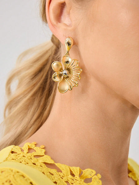 TWO TONE PLATED FLORAL HOLLOW OUT PENDANT EARRINGS